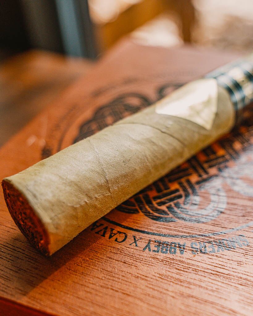 Close up Cavalier Genève Ceathair | Smokers Abbey Exclusive on closed 20 count box