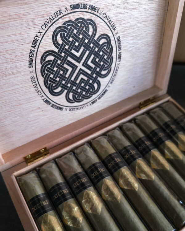 Open box Close up Cavalier Genève Ceathair | Smokers Abbey Exclusive