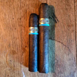 Curivari Favoritos Maduro cigar with a Mexican San Andrés wrapper, featuring earthy, chocolate, and coffee notes