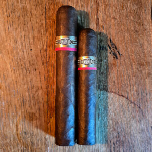 Curivari Favoritos Natural cigar with a golden wrapper, offering notes of honey, wood, and spice