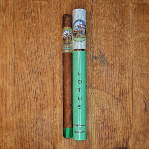 El Mago Lotus lancero both in the tube and out of the tube