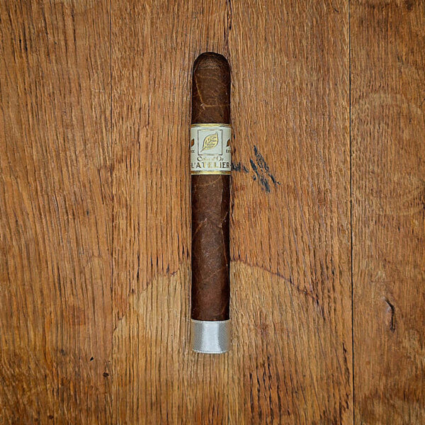 L’Atelier Côte d’Or ’19 is a rare 2019-aged toro featuring Ecuadorian Sancti Spiritus and Pelo de Oro. Limited release. Sold as singles and 10ct boxes.