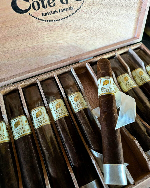 L’Atelier Côte d’Or ’19 is a rare 2019-aged toro featuring Ecuadorian Sancti Spiritus and Pelo de Oro. Limited release. Sold as singles and 10ct boxes.