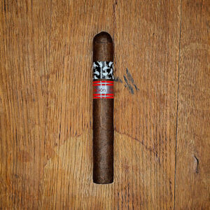 Viaje Crow EL on wood background