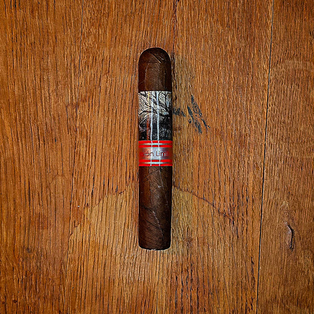 Viaje Full Moon EL 2025 cigar on wood